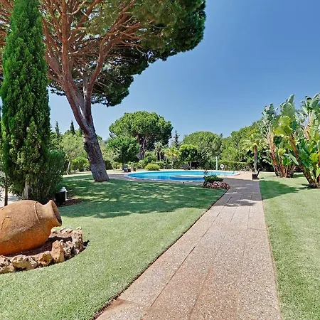 Garden & Pool By Homing Apartment