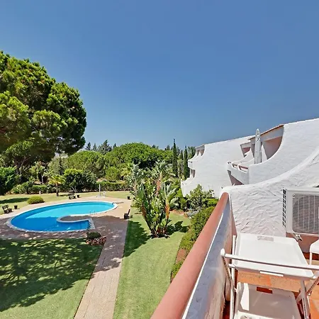 Garden & Pool By Homing Apartment